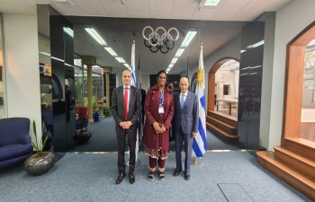 La Presidenta de Team India y Diputada P.T. Usha de Rajya Sabha, acompañados por el Embajador Dinesh Bhatia , conocieron al Dr. Julio Maglione, Director del Comité Olímpico Nacional